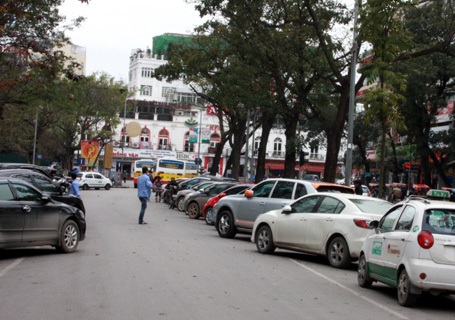 Bãi xe vẫn ngổn ngang trên phố cấm trong ngày đầu “quét” - 4