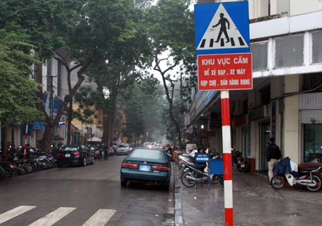 Bãi xe vẫn ngổn ngang trên phố cấm trong ngày đầu “quét” - 11