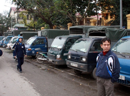 Người Hà Nội toát mồ hôi tìm... nơi gửi xe - 1