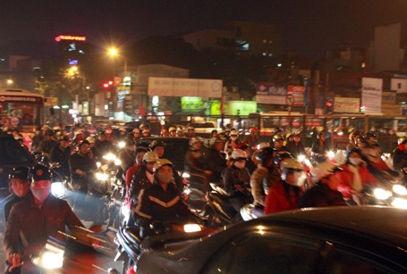 Sinh viên tới trường, Hà Nội thêm tắc đường - 1