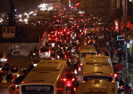 Sinh viên tới trường, Hà Nội thêm tắc đường - 3