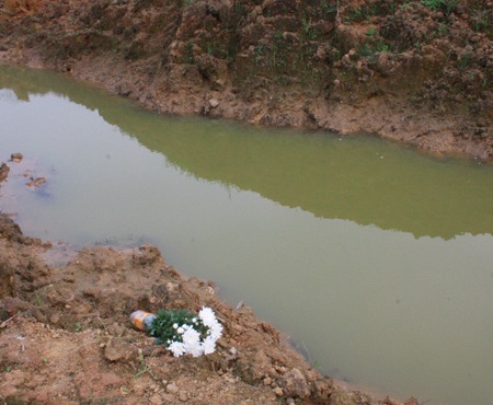 Xót thương hai cháu nhỏ tử nạn vì hố công trình không rào chắn