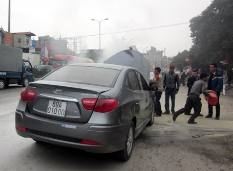 Ôtô Hyundai mới toanh bốc cháy trên đường 5