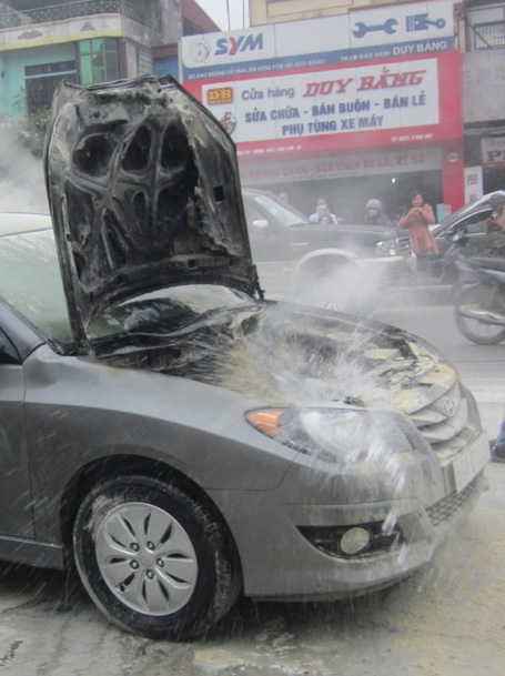 Ôtô Hyundai mới toanh bốc cháy trên đường 5