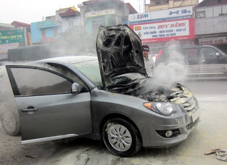 Ôtô Hyundai mới toanh bốc cháy trên đường 5