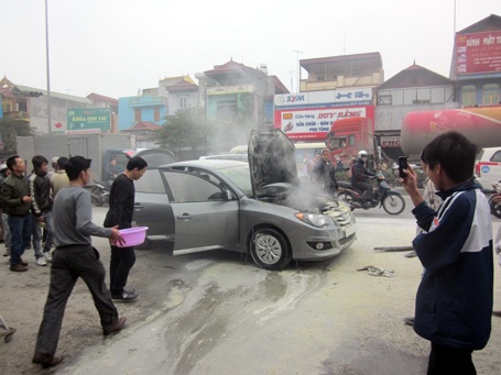 Ôtô Hyundai mới toanh bốc cháy trên đường 5