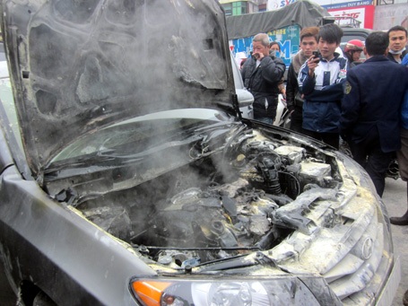 Ôtô Hyundai mới toanh bốc cháy trên đường 5