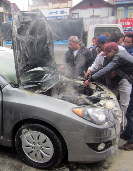 Ôtô Hyundai mới toanh bốc cháy trên đường 5