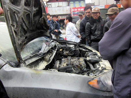 Ôtô Hyundai mới toanh bốc cháy trên đường 5