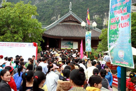 Hàng vạn người vượt sông, leo núi dâng tế Thánh Quý Minh Đại Vương - 1 Hàng vạn người vượt sông, leo núi dâng tế Thánh Quý Minh Đại Vương