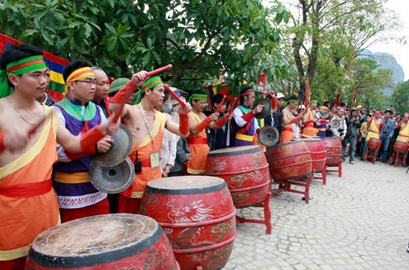 Hàng vạn người vượt sông, leo núi dâng tế Thánh Quý Minh Đại Vương - 3 Hàng vạn người vượt sông, leo núi dâng tế Thánh Quý Minh Đại Vương