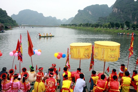 Hàng vạn người vượt sông, leo núi dâng tế Thánh Quý Minh Đại Vương - 4 Hàng vạn người vượt sông, leo núi dâng tế Thánh Quý Minh Đại Vương