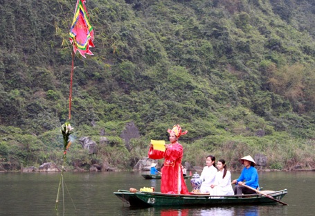 Hàng vạn người vượt sông, leo núi dâng tế Thánh Quý Minh Đại Vương - 5 Hàng vạn người vượt sông, leo núi dâng tế Thánh Quý Minh Đại Vương