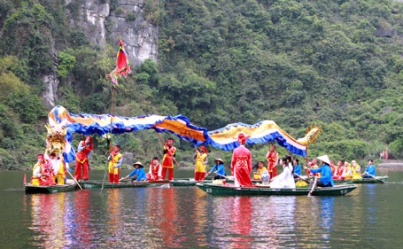 Hàng vạn người vượt sông, leo núi dâng tế Thánh Quý Minh Đại Vương - 6 Hàng vạn người vượt sông, leo núi dâng tế Thánh Quý Minh Đại Vương