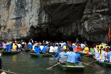 Hàng vạn người vượt sông, leo núi dâng tế Thánh Quý Minh Đại Vương - 7 Hàng vạn người vượt sông, leo núi dâng tế Thánh Quý Minh Đại Vương