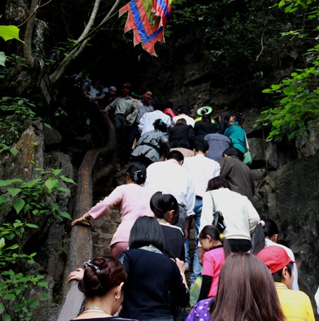 Hàng vạn người vượt sông, leo núi dâng tế Thánh Quý Minh Đại Vương - 11 Hàng vạn người vượt sông, leo núi dâng tế Thánh Quý Minh Đại Vương