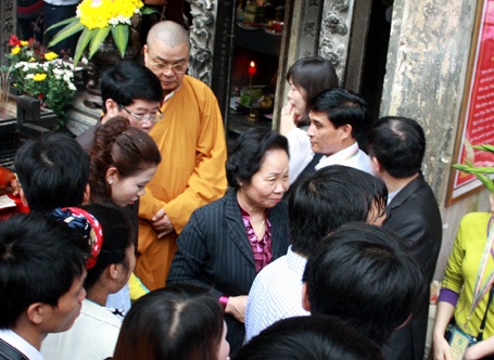 Hàng vạn người vượt sông, leo núi dâng tế Thánh Quý Minh Đại Vương - 2 Hàng vạn người vượt sông, leo núi dâng tế Thánh Quý Minh Đại Vương