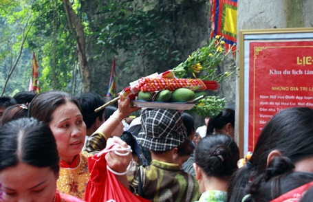 Hàng vạn người vượt sông, leo núi dâng tế Thánh Quý Minh Đại Vương - 15 Hàng vạn người vượt sông, leo núi dâng tế Thánh Quý Minh Đại Vương
