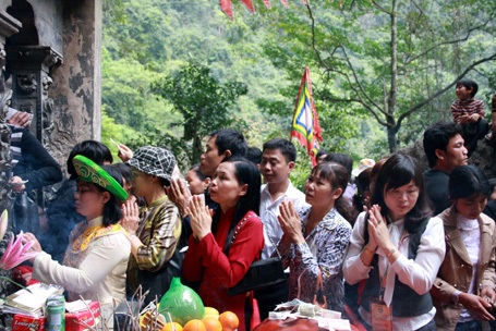 Hàng vạn người vượt sông, leo núi dâng tế Thánh Quý Minh Đại Vương - 16 Hàng vạn người vượt sông, leo núi dâng tế Thánh Quý Minh Đại Vương