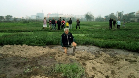 Hà Nội vào cuộc vụ hàng trăm ngôi mộ bị vùi lấp - 1 Hà Nội vào cuộc vụ hàng trăm ngôi mộ bị vùi lấp