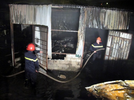 Cháy lớn thiêu rụi kho hàng dưới chân cầu Vĩnh Tuy