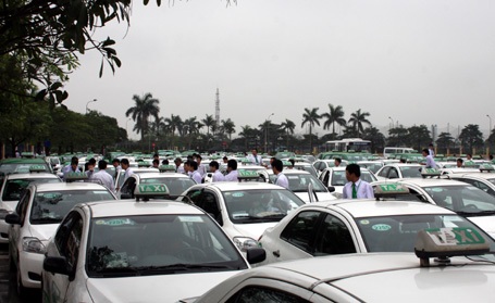 Hàng loạt các hãng taxi xếp hàng chờ kiểm tra chất lượng