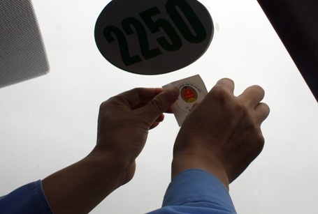 Hàng loạt các hãng taxi xếp hàng chờ kiểm tra chất lượng