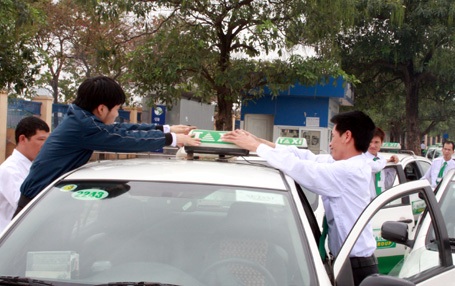 Hàng loạt các hãng taxi xếp hàng chờ kiểm tra chất lượng