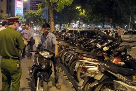 Xung quanh lệnh cấm trông giữ xe tại 262 tuyến phố Hà Nội