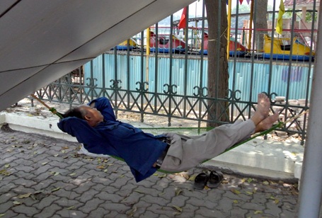 Nắng nóng thiêu đốt, người Hà Nội quay cuồng