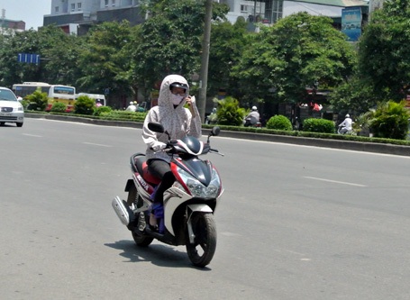 Nắng nóng thiêu đốt, người Hà Nội quay cuồng