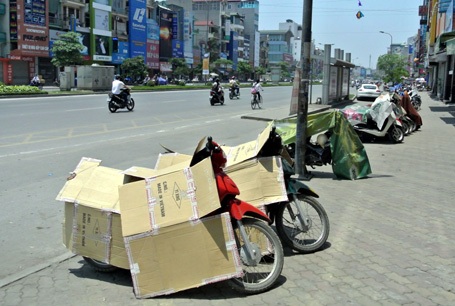 Nắng nóng thiêu đốt, người Hà Nội quay cuồng