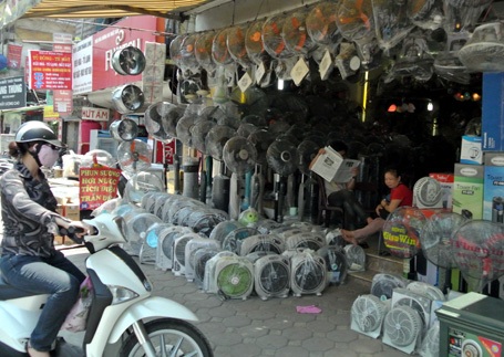 Nắng nóng thiêu đốt, người Hà Nội quay cuồng