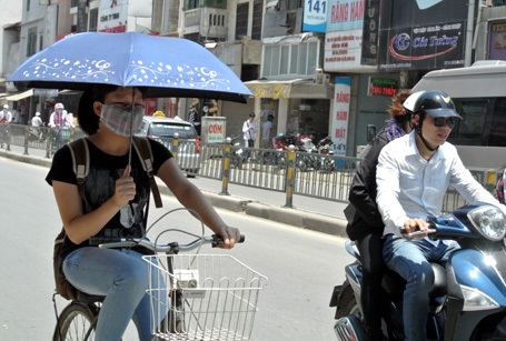 Nắng nóng thiêu đốt, người Hà Nội quay cuồng