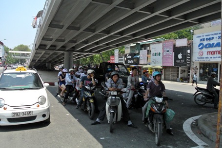 Nắng nóng thiêu đốt, người Hà Nội quay cuồng
