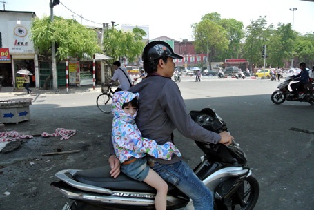 Nắng nóng thiêu đốt, người Hà Nội quay cuồng