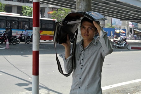 Nắng nóng thiêu đốt, người Hà Nội quay cuồng