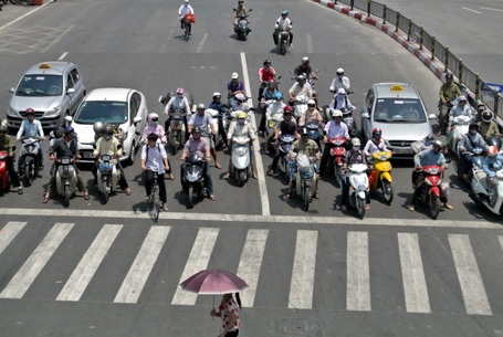 Nắng nóng thiêu đốt, người Hà Nội quay cuồng