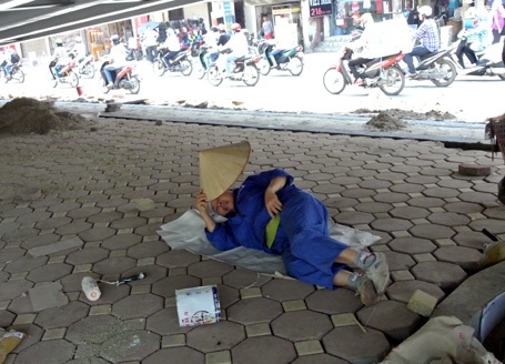 Nắng nóng thiêu đốt, người Hà Nội quay cuồng