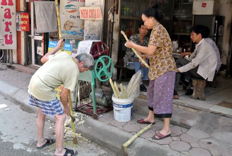 Nắng nóng thiêu đốt, người Hà Nội quay cuồng