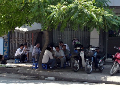 Nắng nóng thiêu đốt, người Hà Nội quay cuồng