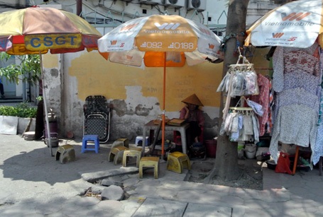 Nắng nóng thiêu đốt, người Hà Nội quay cuồng