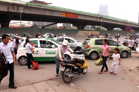 Hàng vạn người ùn ùn rời Thủ đô - 7 Hàng vạn người ùn ùn rời Thủ đô