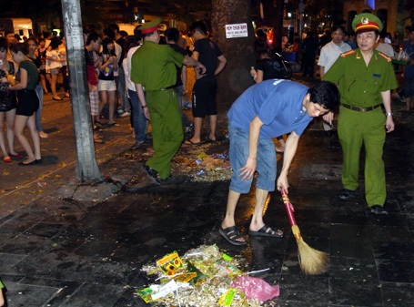 Bãi xe, cửa hàng quanh Hồ Gươm vẫn lấn đường, lờ lệnh cấm