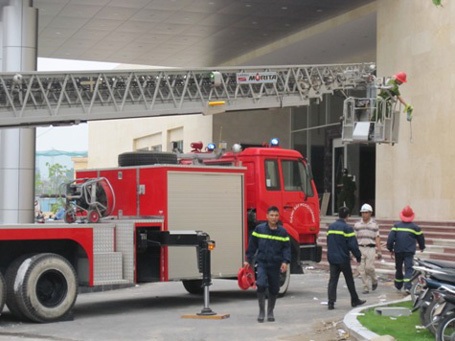 Giải cứu hàng trăm người mắc kẹt trong vụ cháy cao ốc 18 tầng