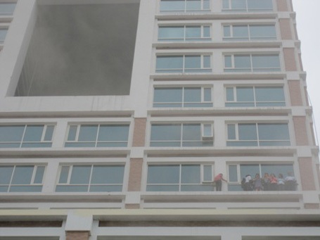 Giải cứu hàng trăm người mắc kẹt trong vụ cháy cao ốc 18 tầng