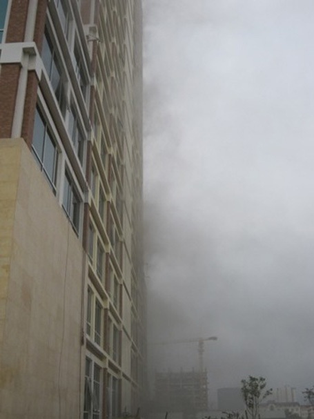 Giải cứu hàng trăm người mắc kẹt trong vụ cháy cao ốc 18 tầng