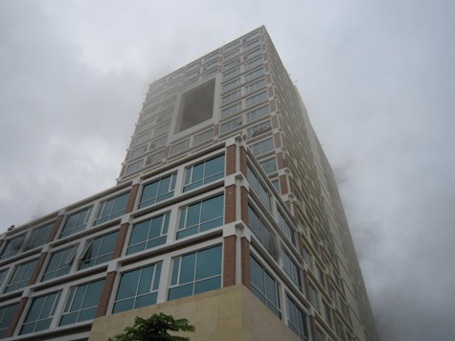 Giải cứu hàng trăm người mắc kẹt trong vụ cháy cao ốc 18 tầng