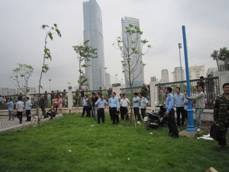 Giải cứu hàng trăm người mắc kẹt trong vụ cháy cao ốc 18 tầng