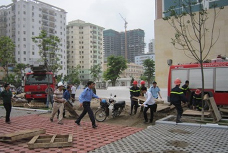 Giải cứu hàng trăm người mắc kẹt trong vụ cháy cao ốc 18 tầng